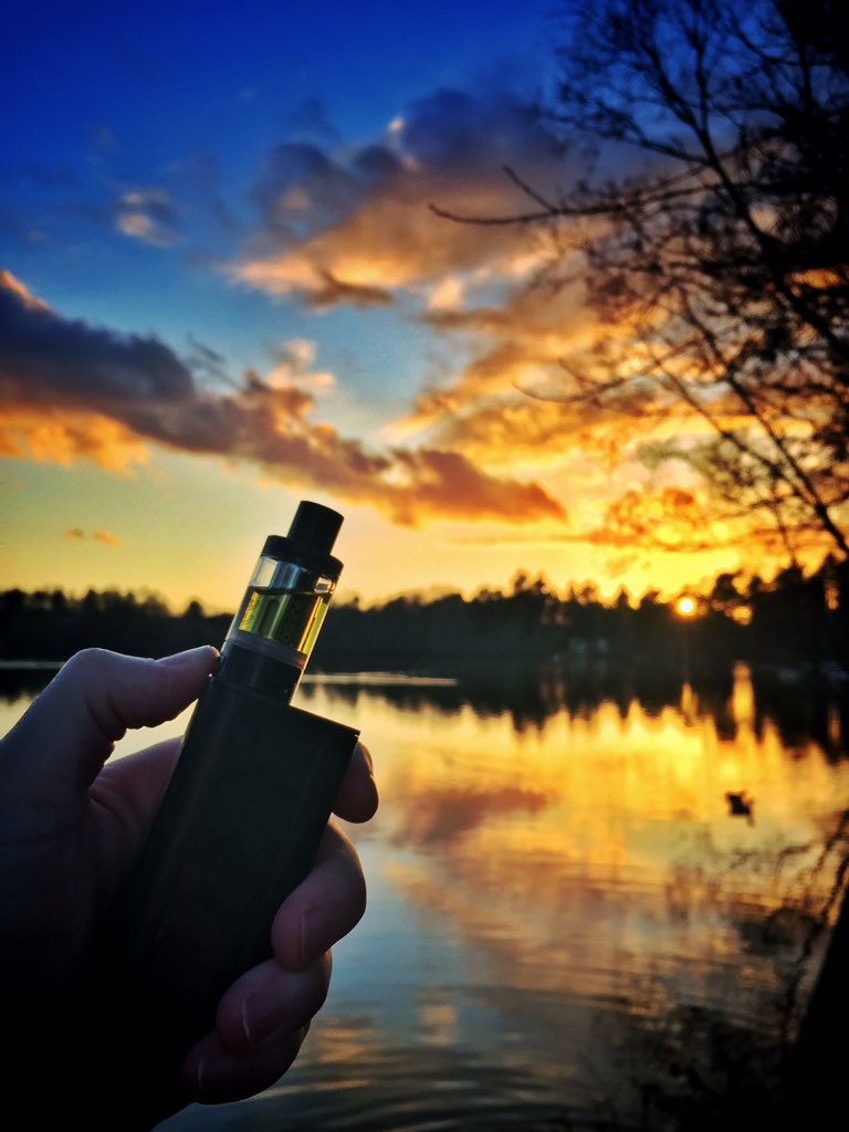 v_a_p_e's tweet photo. Love #VapeLife!
#Sunset #HandCheck #StayCloudy https://t.co/Hat7eWbXqH