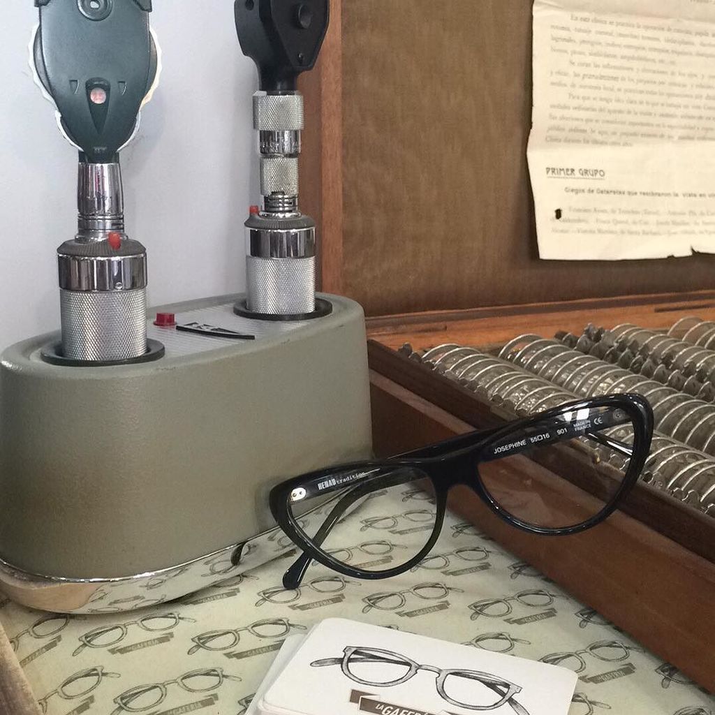 CarolJinGGarcia's tweet photo. #eyewear #handmade #michelhenau #madrid #jardindeserrano #barriodesalamanca #callegoya #chamberi #artesania #acetat… https://t.co/KlDuAGTxpI