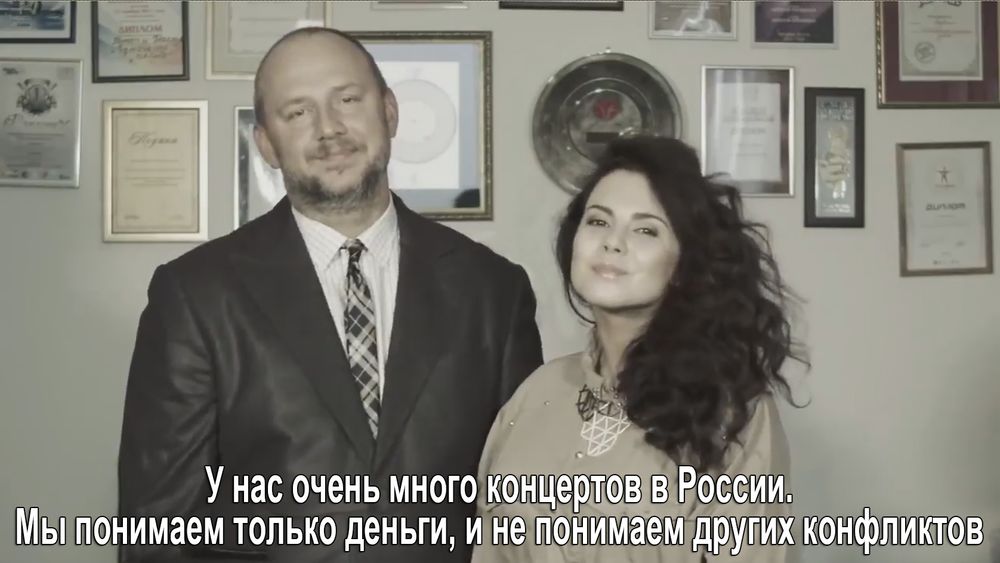 "Позор! Долой российских скоморохов!", - в Чернигове пикетировали концерт Потапа и Насти, разлив на входе кровь - Цензор.НЕТ 2699