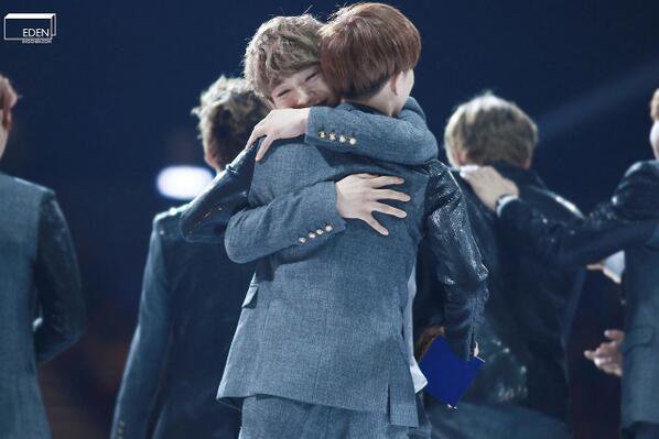 Pikuchen's tweet photo. #4yearsWithCHEN No matter how it was hard you always kept on smiling, comforting the others and being an angel https://t.co/wpQqvQvhEx