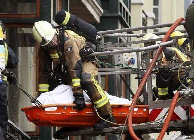 WildlandFirefig's tweet photo. Rescatando a su compañero fallecido en la intervención. No words. Only tears. https://t.co/vqra11wHRo