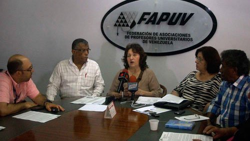 globovision's tweet photo. Fapuv declaró emergencia universitaria por falta de presupuesto https://t.co/fgFEnoJkxn https://t.co/3wbRLp1iQh