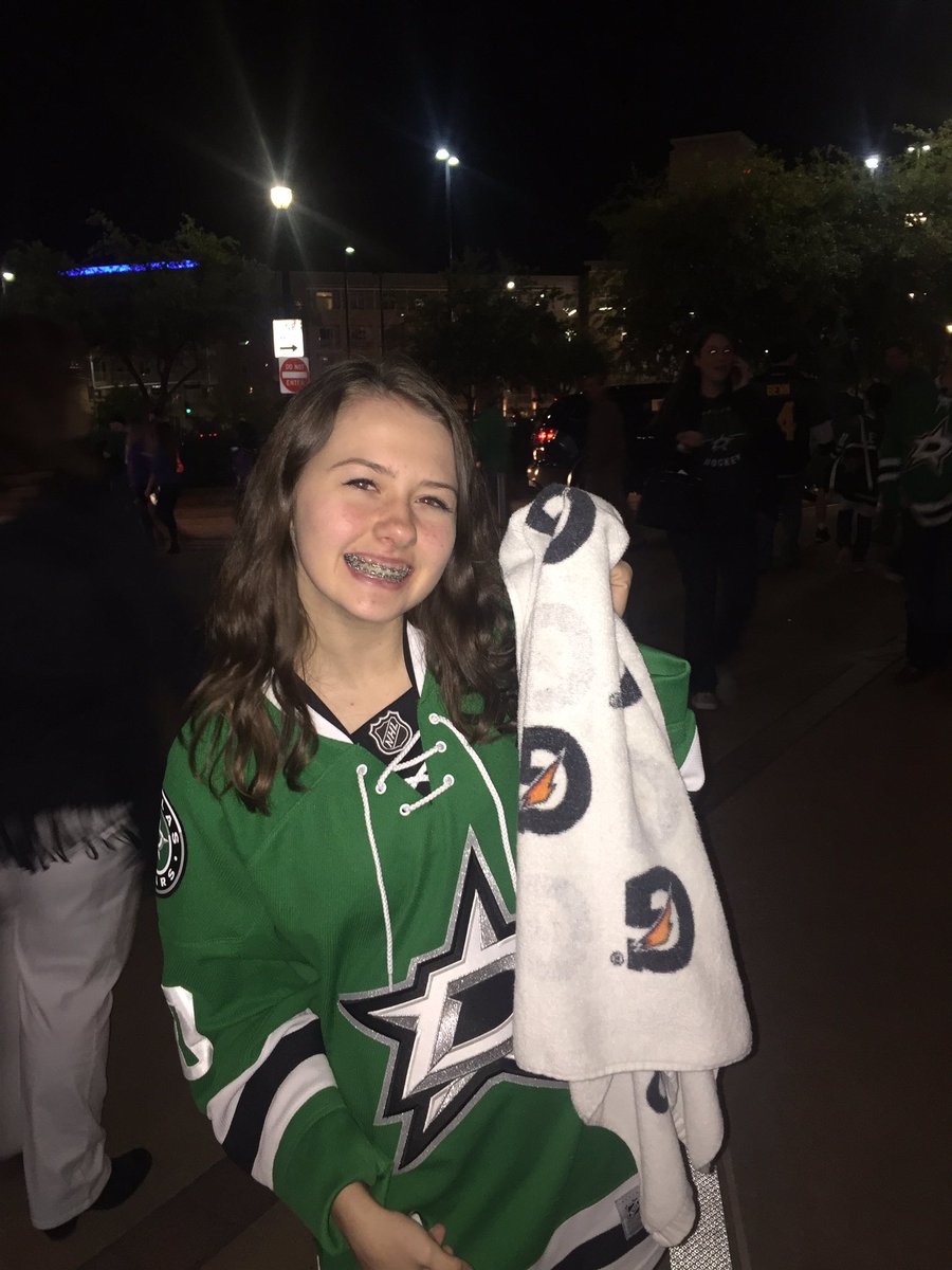 morganpotts__'s tweet photo. #LoneStarsState Since I cant go to playoffs tonight would be the best night to go!!!😉😉💚 @DallasStars https://t.co/AEmJnLGSDt