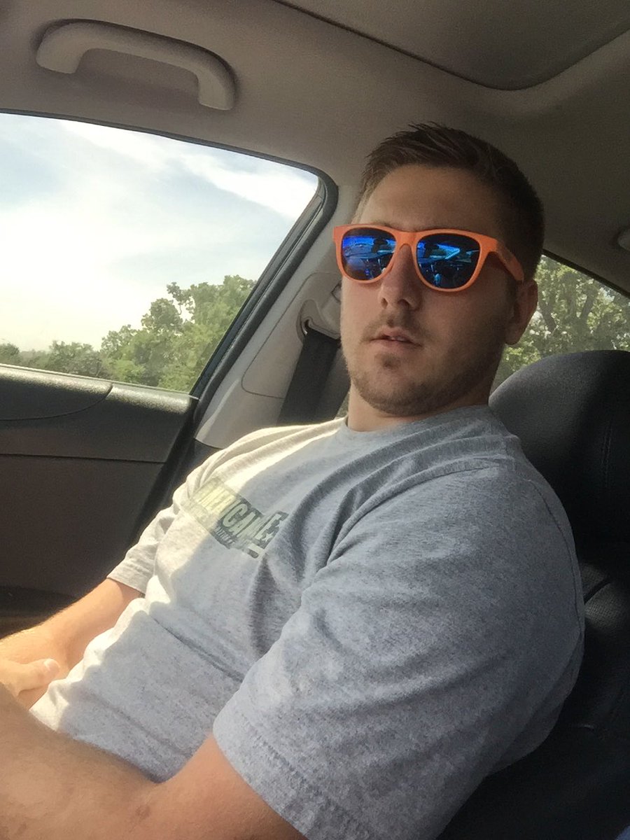 stacks_ashley's tweet photo. He is so cool! https://t.co/srcGBsq2uu