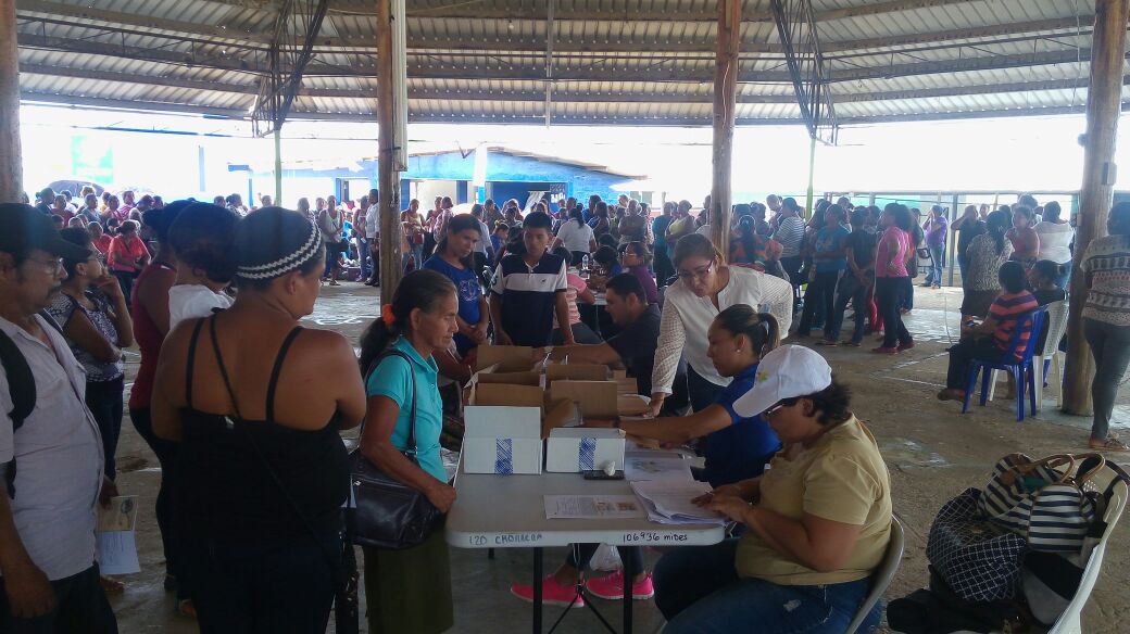 MidesLaChorrera's tweet photo. Directora de MIDES La Chorrera supervisa entrega de la Tarjeta Clave Social de los Prog. RDO y Ángel Guardián https://t.co/YOfVFalyX8