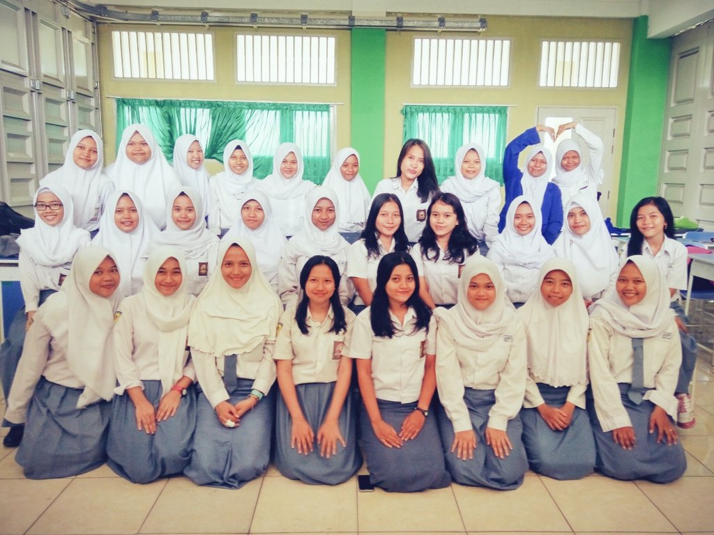 Apriliana_diah1's tweet photo. Tak terasa 3thn sudah kita bersama... #XIIAP1 😊😱😥😍😉 https://t.co/Whw1AMpNil