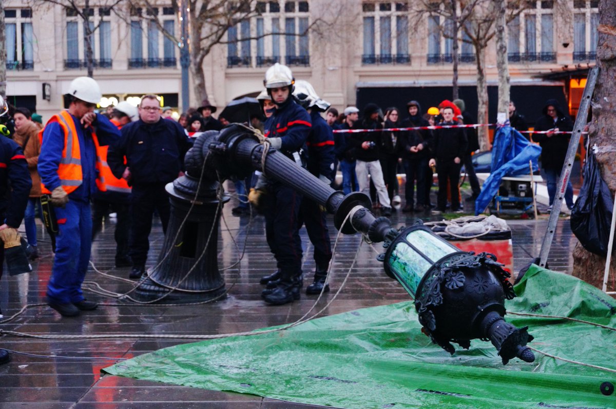 angelinemontoya's tweet photo. La chute du phallus, tout un symbole place de la République #NuitDebout #abolitiondupatriarcat #37mars https://t.co/307cxgTtOf