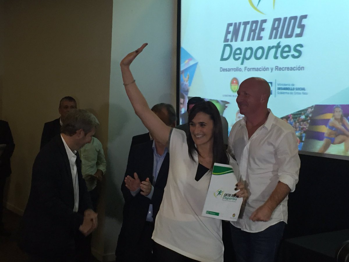 ER_Basquet's tweet photo. @giselavega17 recibió un aporte especial del Gobierno Provincial por su participación a nivel internacional. https://t.co/pqhVx1gV10