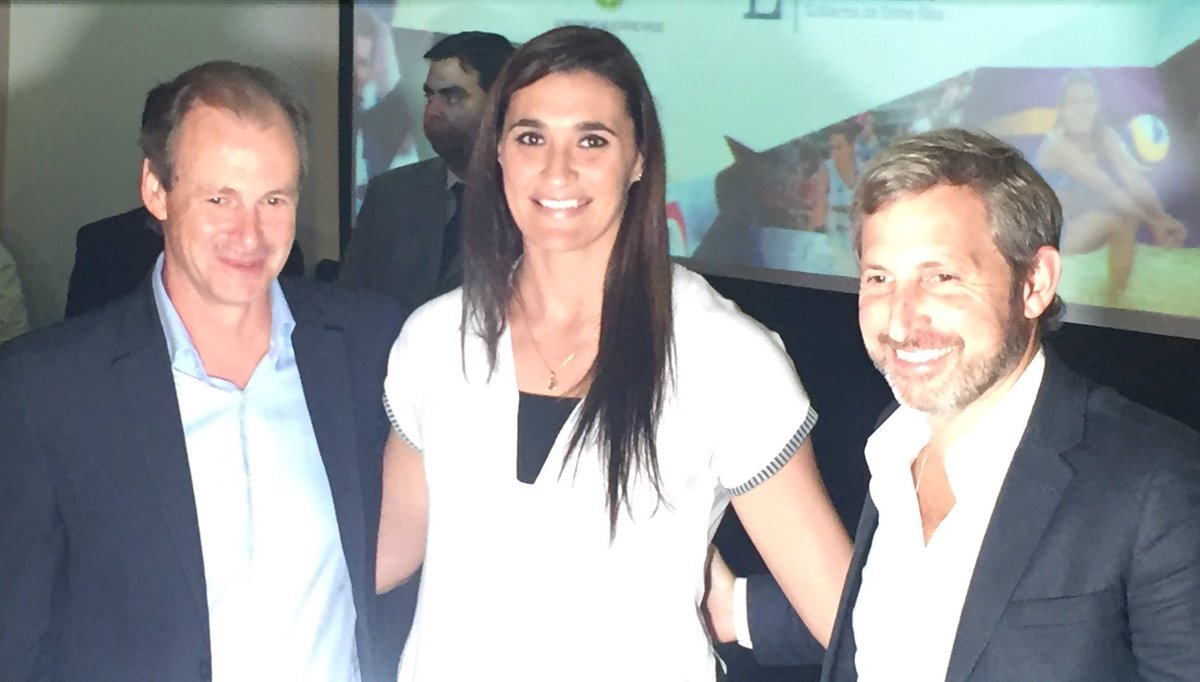 ER_Basquet's tweet photo. @giselavega17 recibió un aporte especial del Gobierno Provincial por su participación a nivel internacional. https://t.co/pqhVx1gV10