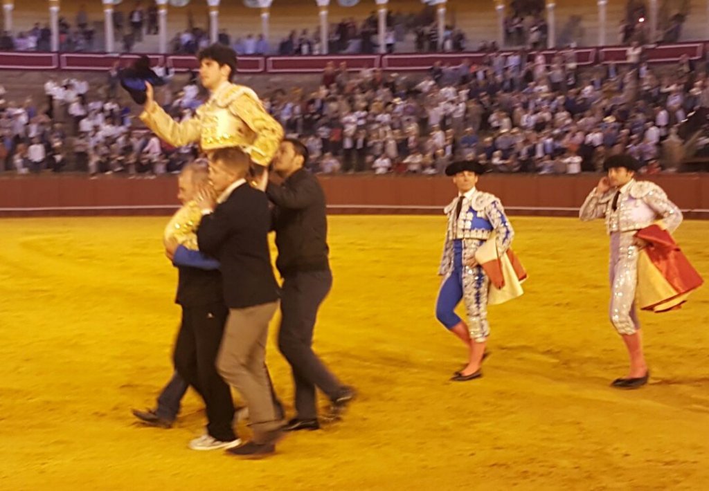 ElPaggyh's tweet photo. Lopez simón dos orejas y quedando patente que está en su mejor momento,los toros hoy no acompañaron, sin raza,mansos https://t.co/YCp3kLZC6S