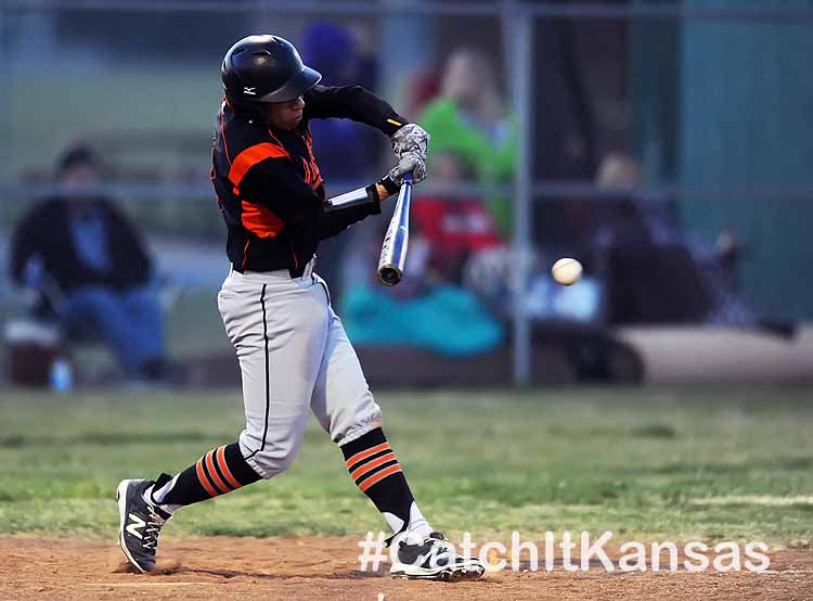 CatchItKansas's tweet photo. Augusta Orioles take 2 from Mulvane, prepare for El Dorado https://t.co/ShnucRTpwO #CatchItKansas  @AugustaHSSports https://t.co/pqLSV6efss