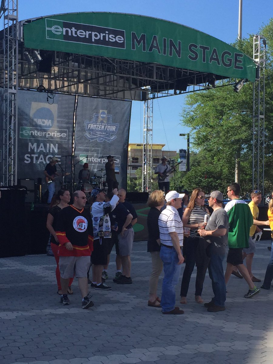 brzl12345's tweet photo. Concert time #frozenfestmoments https://t.co/axZEdNKFXd