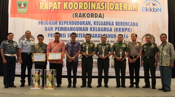 dukbanggasumbar's tweet photo. RAPAT KOORDINASI DAERAH (RAKORDA) PROGRAM KEPENDUDUKAN, KELUARGA BERENCANA DAN PEMBAGUNAN KELUARGA (KKBPK) TH 2016 https://t.co/Mwy8JSE4AZ