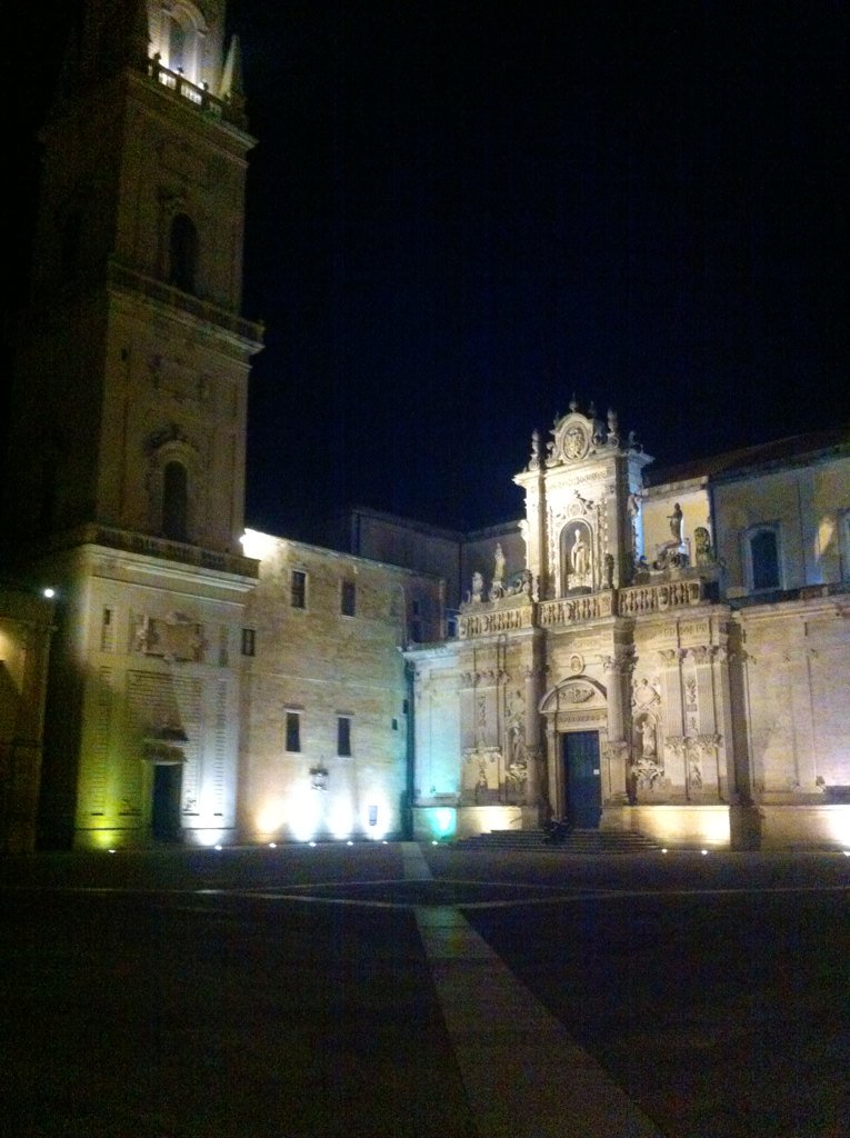Boalecce78's tweet photo. Dalla nostra #lecce , buona notte!!! ✨✨✨ https://t.co/2POZhnBjFU