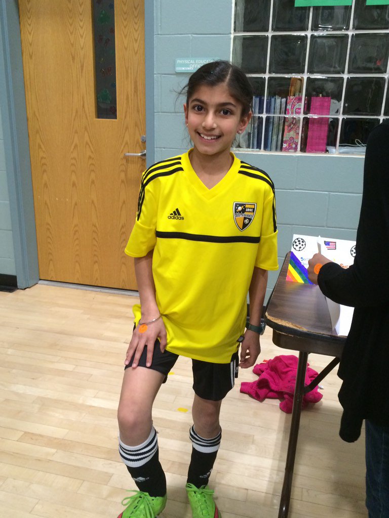 AileenBeck68's tweet photo. GB Literacy Night! 4th Grade Rocks the Gator Wax Museum. @SBSDGB @jeneric23 @FatimaCaneja https://t.co/jqFLGZScrT