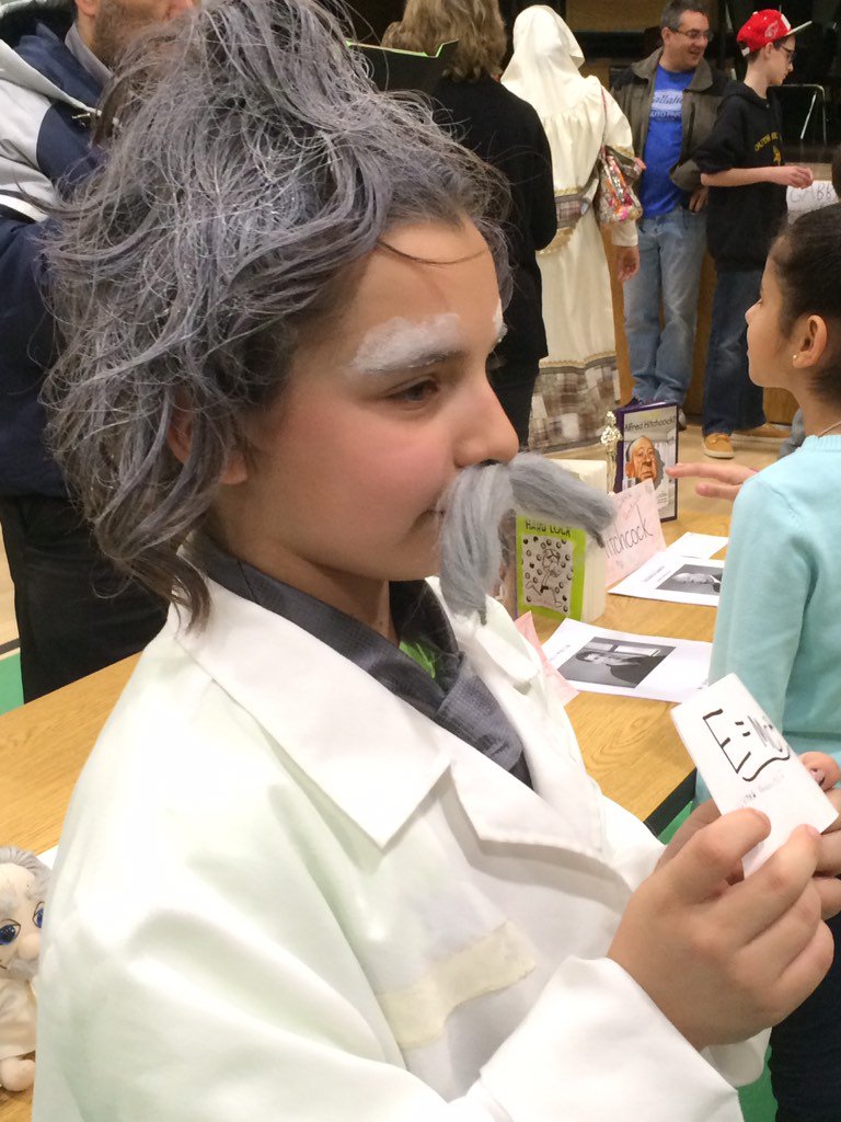 AileenBeck68's tweet photo. GB Literacy Night! 4th Grade Rocks the Gator Wax Museum. @SBSDGB @jeneric23 @FatimaCaneja https://t.co/jqFLGZScrT