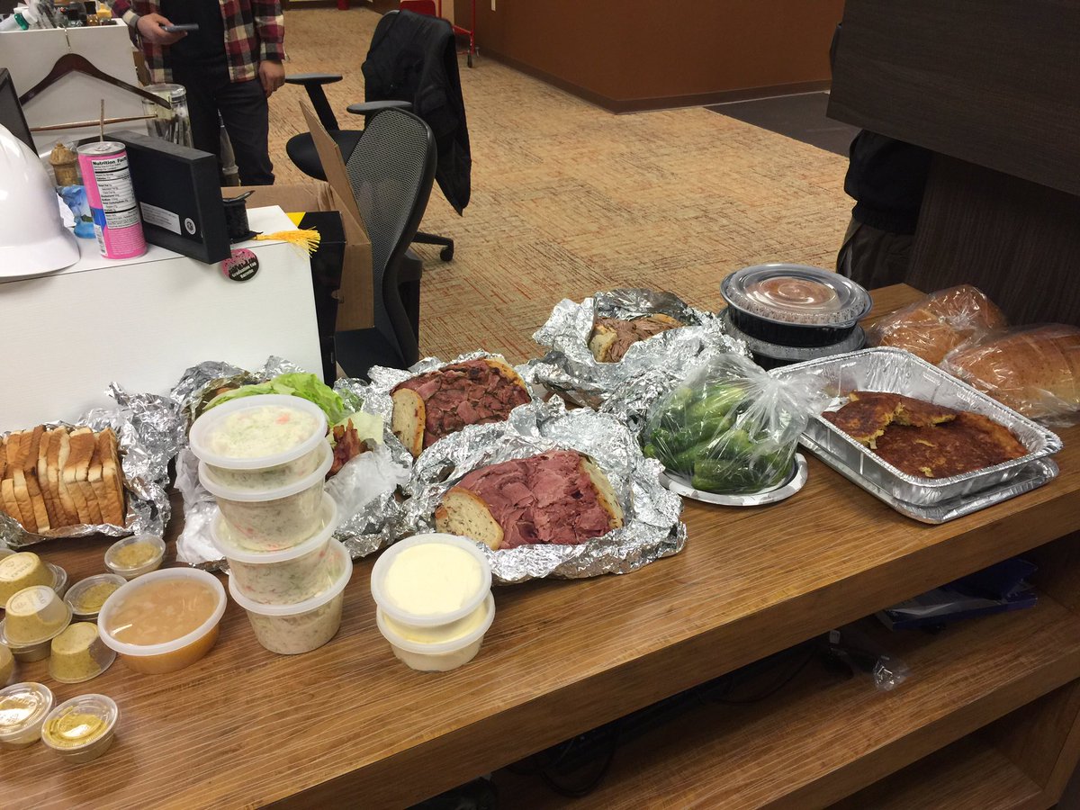 alicat0301's tweet photo. Yes, this happened today! #haroldsnydeli #madmeat #madpickles #myjobisstillbetterthanyours https://t.co/ytiUmZRBoz