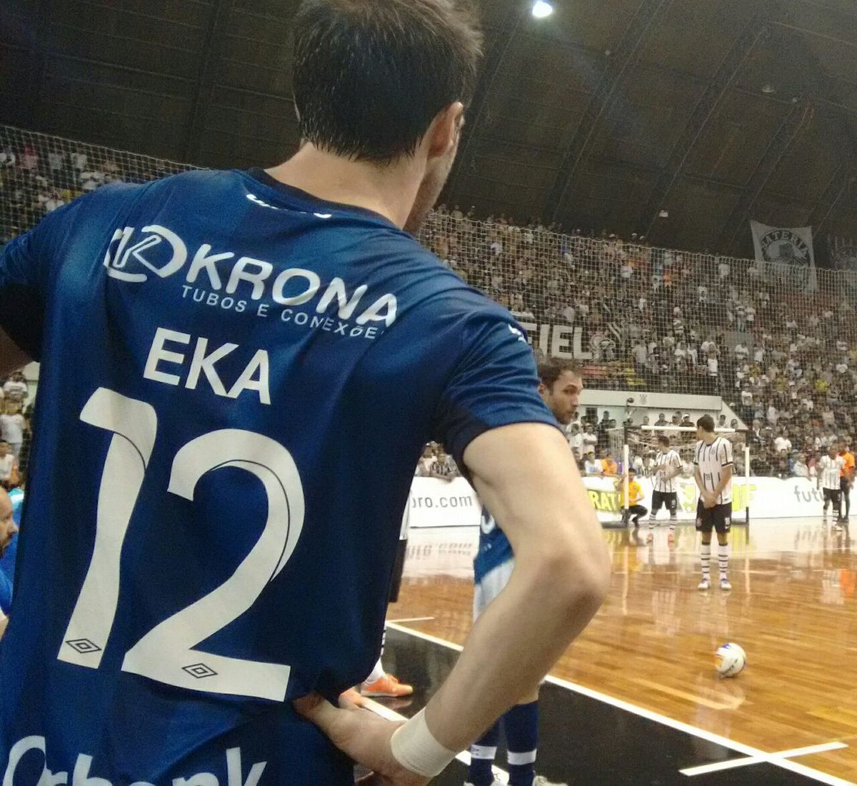 lnfontime's tweet photo. #Flashback #LNF2015
Na prorrogação, Neto marcou e Guitta garantiu a vitória contra a Krona.
#tbt #throwbackthursday https://t.co/fn2SZExOC1