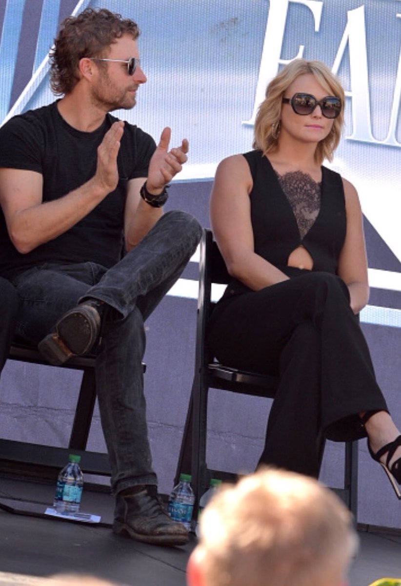 MirandasRanFans's tweet image. When ur friend starts praising someone you hate