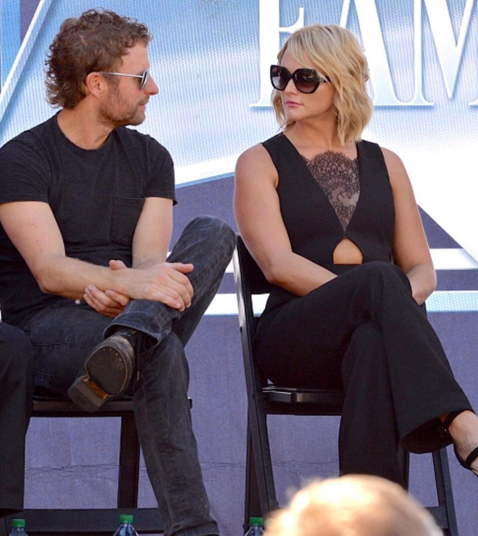 MirandasRanFans's tweet image. When ur friend starts praising someone you hate