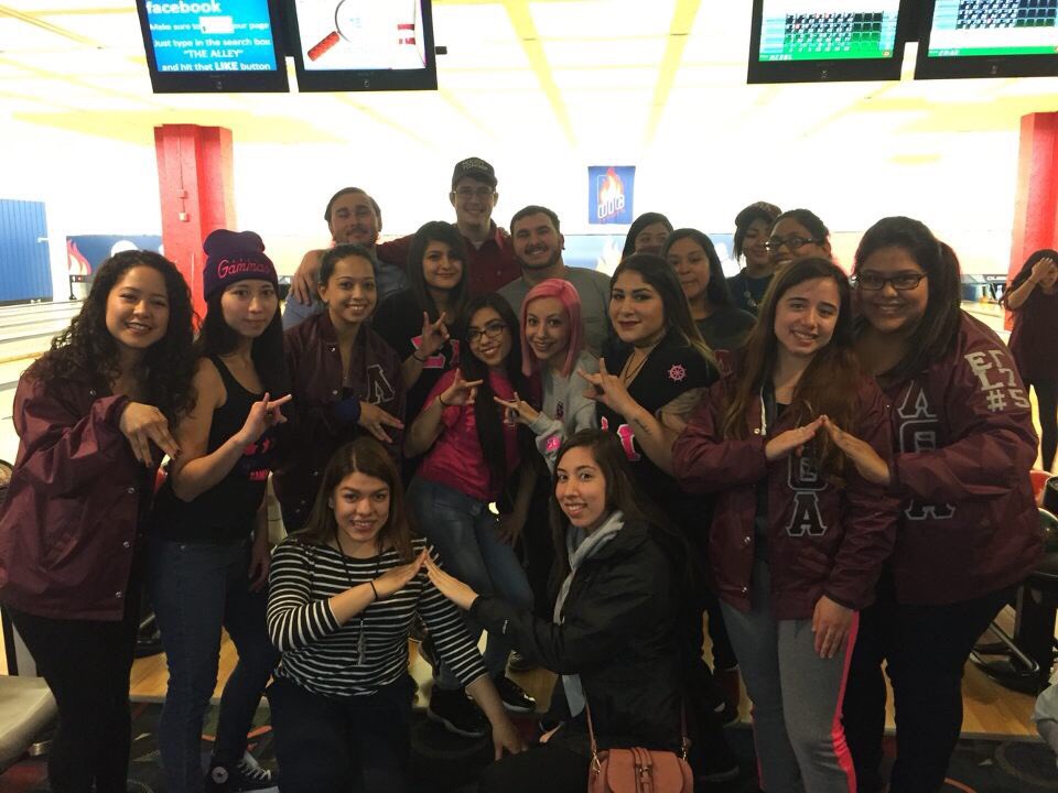 phipsiuic's tweet photo. Here's the Yellow Team down at the bowling alley! #UICGreekWeek #FireUpUIC #Ξ¦ΞΞ¨ #ΞΞΞ #Ξ£ΞΞ https://t.co/5tQ8xsC8yh