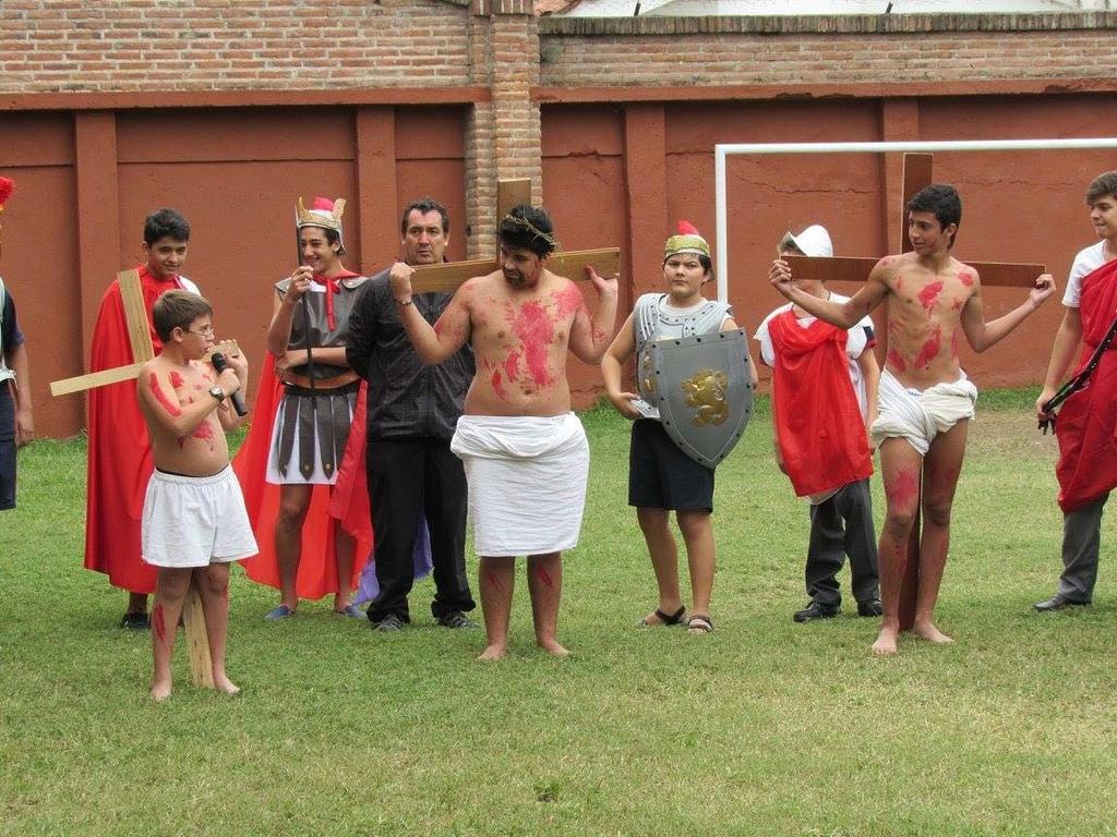 SomosElCESIL's tweet photo. Via crusis del colegio san ignacio del loyola, vuelto a poner entre nuestras costumbres despues de 5 año.. graxcesil https://t.co/uxXqLMEaag