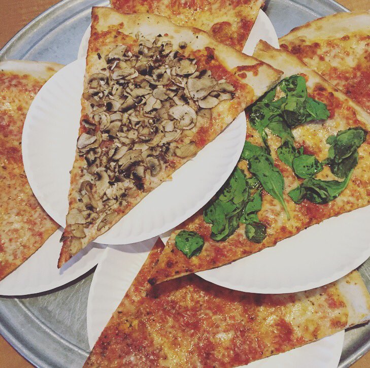Caseykissesxoxo's tweet photo. The two on top were minesπ
#pizzamountain
πππ https://t.co/3voeMcLLgN