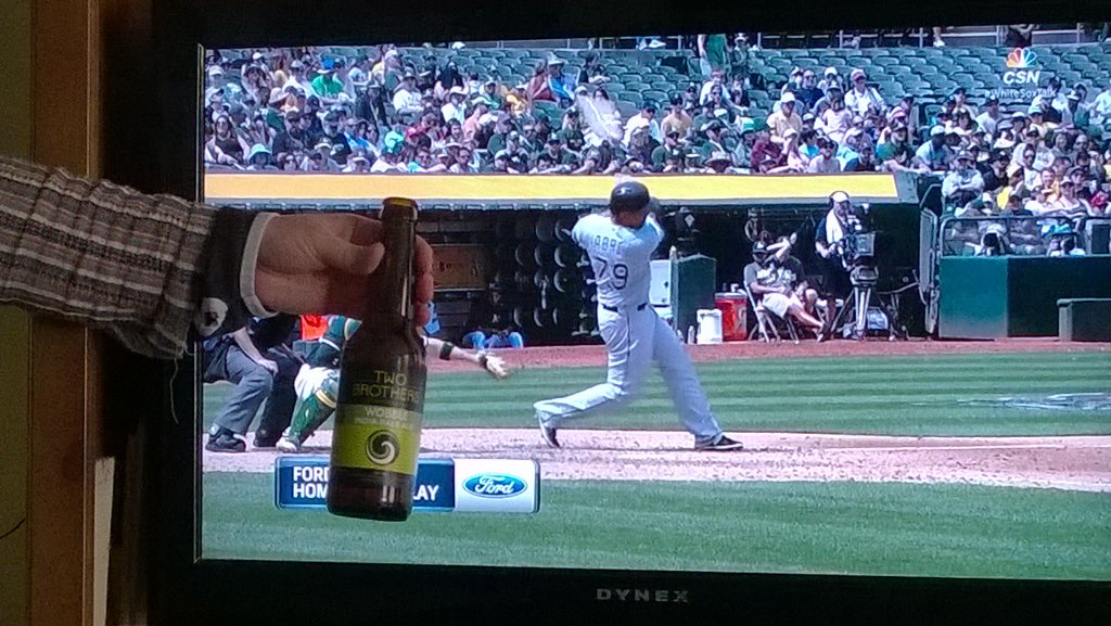 Freeway_OnlyWay's tweet photo. Home run! @79JoseAbreu @TwoBrothersBeer #WhiteSox #NationalBeerDay #WobbleIPA https://t.co/AzHlG0XLl6