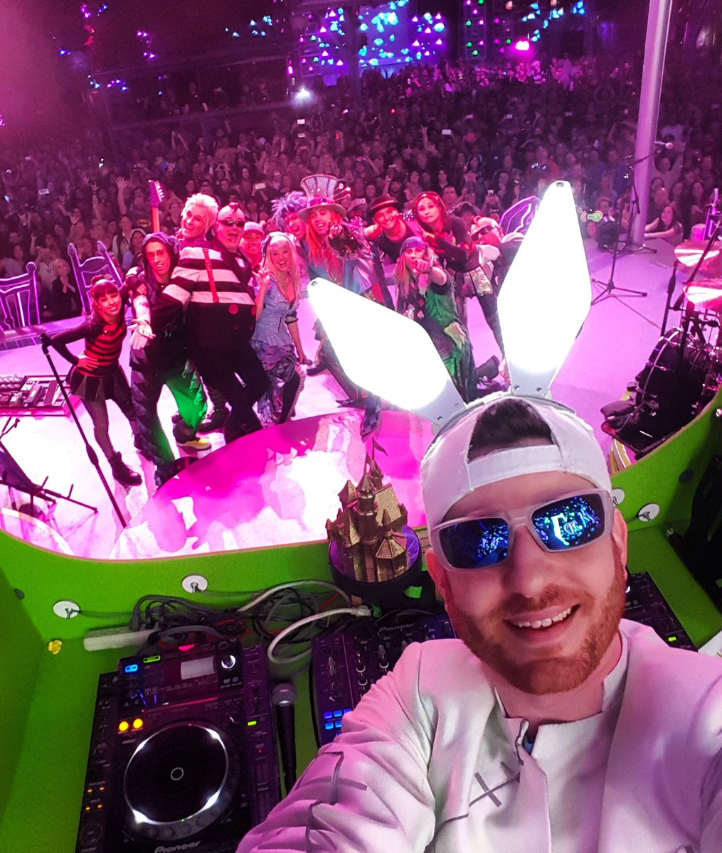 adamauburn's tweet photo. #tbt Farewell selfie with my #MadTParty @DisneylandToday #SundayFunday fam. ✌🏼️ https://t.co/aFpS4UXa7q