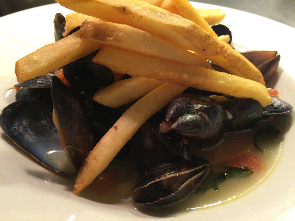 milliken_nicole's tweet photo. #MusselsandFrites at #MickandMacks tonight! #TourdeFrance @UCMainStreet @chefsteph1925 https://t.co/1rYhCuhbz2