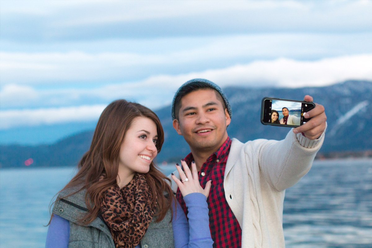 yahoolife's tweet image. Selfies are the hottest new marriage proposal trend: yhoo.it/1XkaEO7
