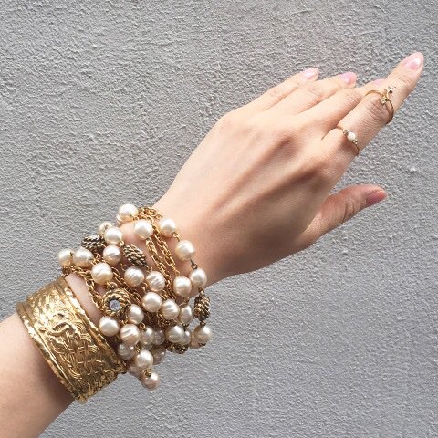VINTAGEPARISFR's tweet photo. ✨#chaneljewelry #chanelbangle #chanelnecklace  #paris #picoftheday #moda #fashionmodel #mood #potd #asos #asseenonme https://t.co/QdSr7NsEyB