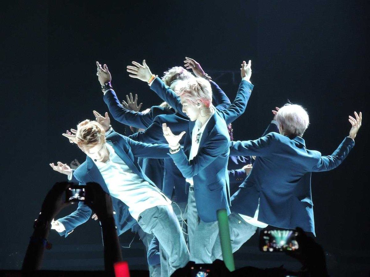iynj0215's tweet photo. The Tree of Life will always look so perfect if it's composed of 12 members ♥
#4thYearWithEXO #EXO4thAnniversary https://t.co/i73hZ5BHJ7