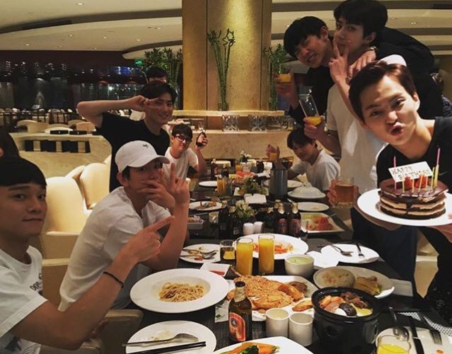 c_112K's tweet photo. #EXO4thAnniversary 
#4YearsWithEXO 
#EXOLThankYou 
えくそ、えり、さらんはじゃ。 https://t.co/FDXLerWqcV