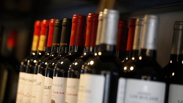24HorasTVN's tweet photo. Senador italiano propone que los niños tengan lecciones de "vino" en el colegio → https://t.co/qJdp64a81L https://t.co/xcoXcgnz5f