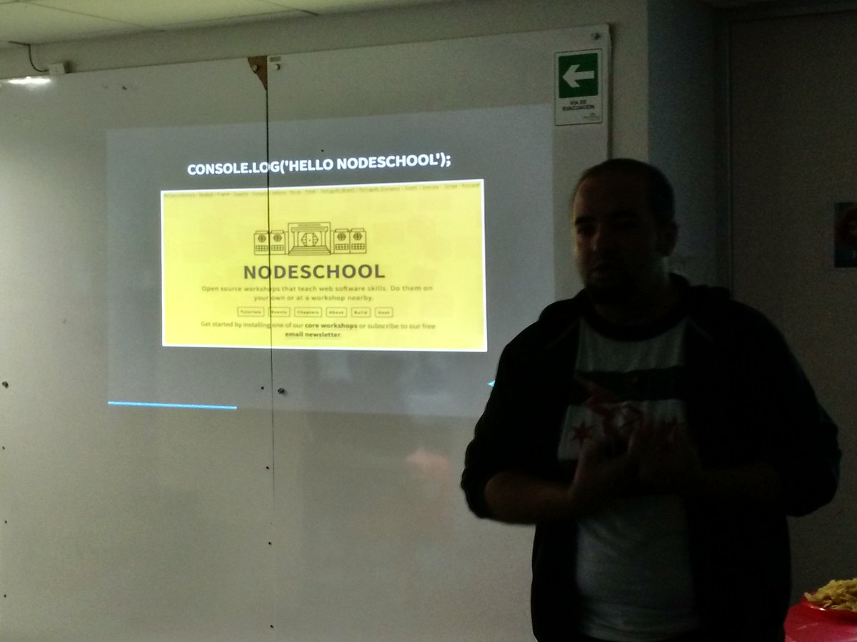 meetupjs_cl's tweet image. Ahora @xabadu hablando de la experiencia NodeSchool Santiago