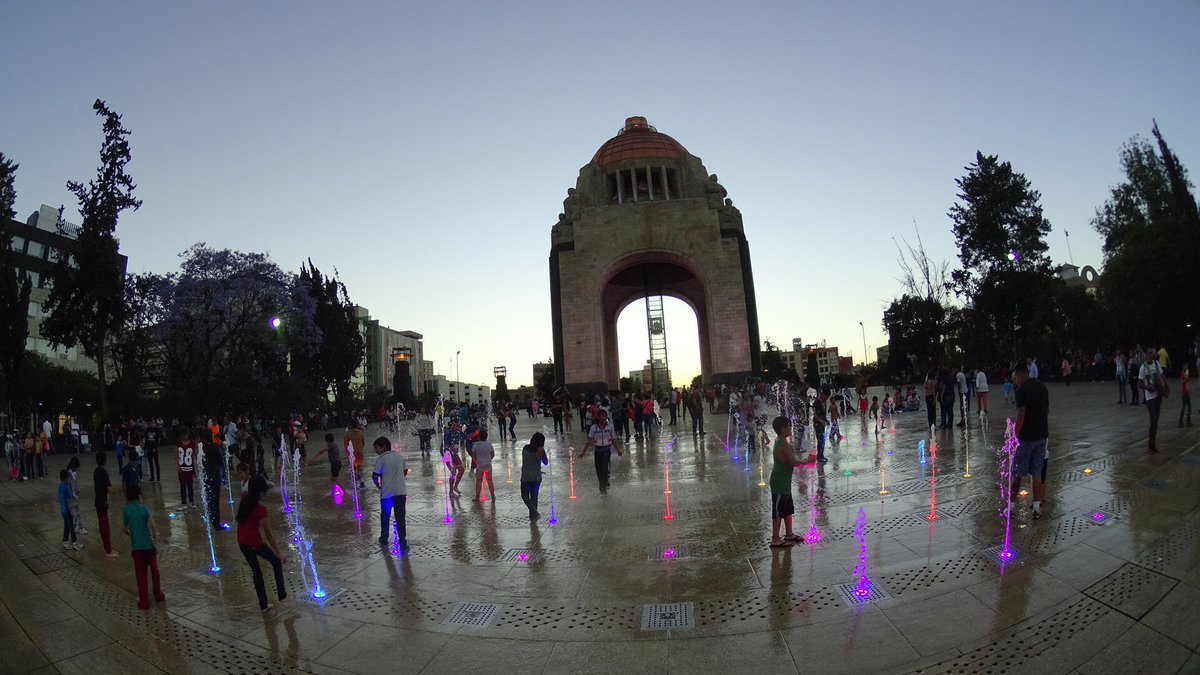 ahinosvidrioss's tweet photo. #ConEsteCalor yo también me baño en el monumento! #ingesu #porahí #eneldf https://t.co/3BgIcHjJCv