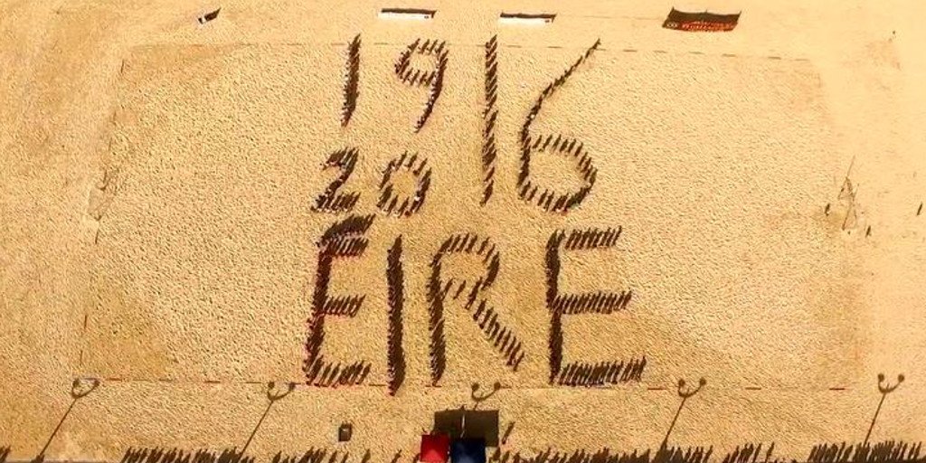 irishnewssport's tweet photo. Sydney GAA club @TheMacs3 hold 1916 #EasterRising commemoration on the beach https://t.co/UdNufaXbFz https://t.co/T4QiaPC0iJ