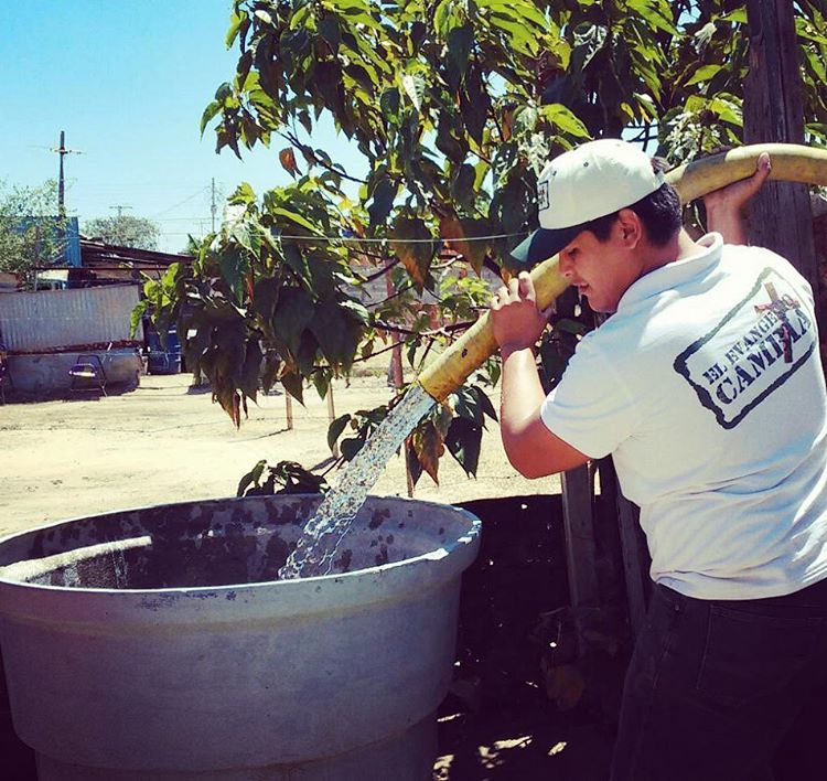 martinsuarez_ve's tweet photo. #EstoyConJavierBertucci porque nos enseña a ayudar al necesitado, con sopa, agua o alimentos y muucho amor de Jesús! https://t.co/O0jYWJxbde