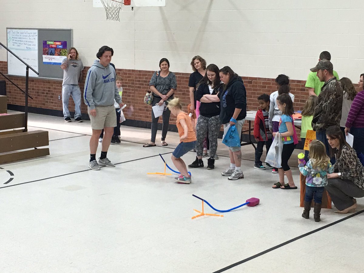 lynnphysics's tweet photo. NDHS Students helping out during Science Night at Welcome Elementary @lynnphysics @dcsnc @akiger14 #DCSschoolspirit https://t.co/9oHym2DUd8