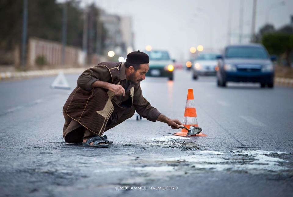loayomran's tweet photo. A Libyan cab driver in the city of #Sabratha who takes time off his work to fix holes in the streets
#PositiveLibya https://t.co/xlu8QlXxeA