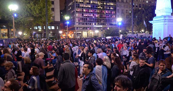 C5N's tweet photo. Protestas en Plaza de Mayo en contra del Gobierno https://t.co/P3yagqUU0Z https://t.co/NvpAs6uSUz