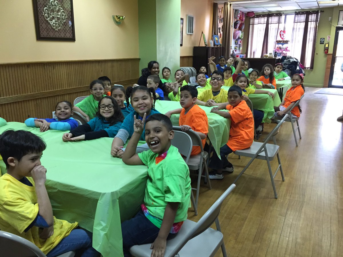 2ndGradeJKO's tweet image. #class201 gets ready to paint! @PS66JKO #fieldtrip #2ndgrade #mrsgrubstein