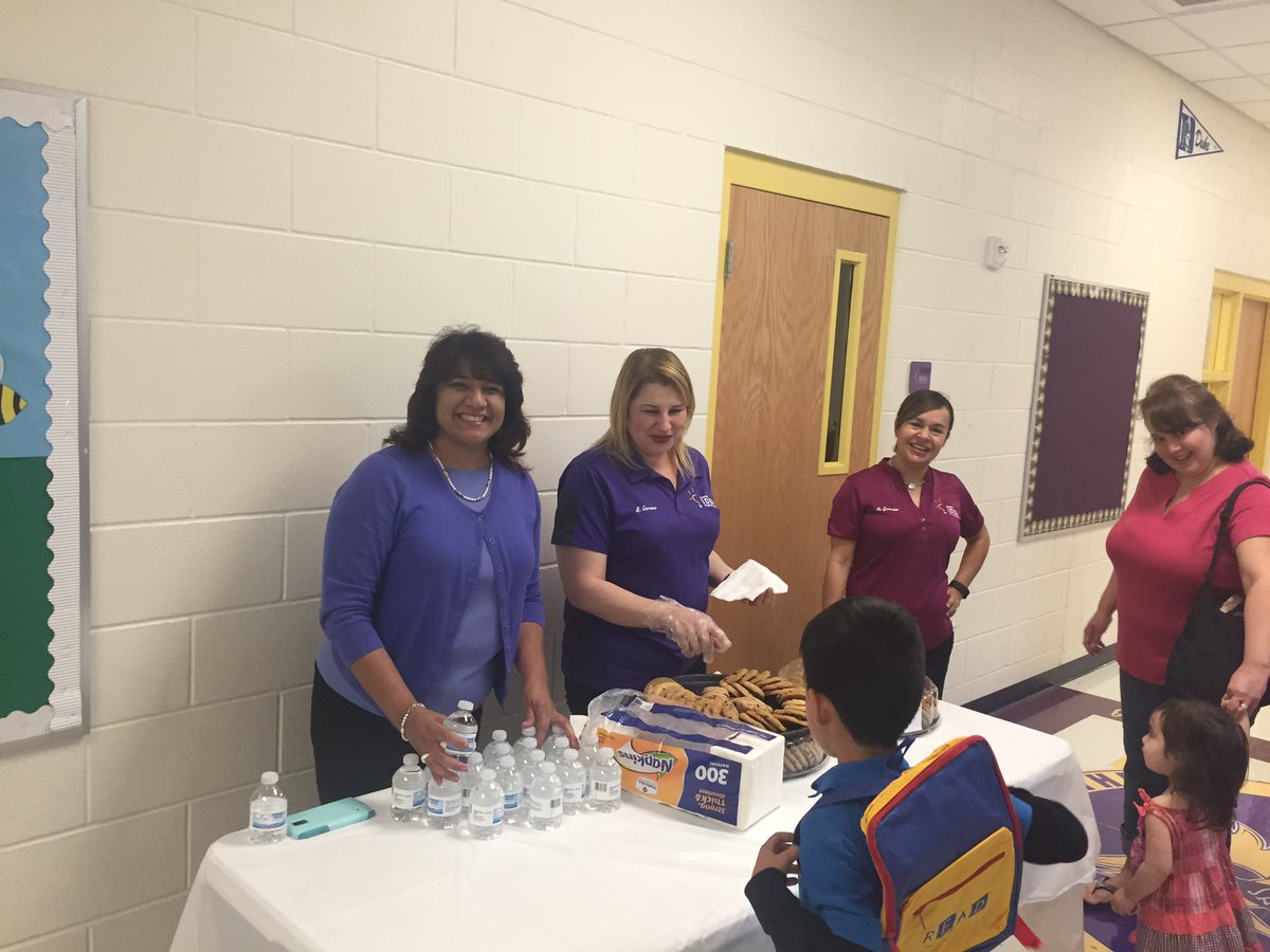 IDEAAcAlamo's tweet photo. Open House in action!! Free books! Our students outdid themselves with their Alamo projects. @joanngama @IDEA_jill https://t.co/QDUrMyxgoF