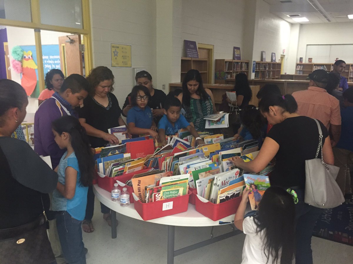 IDEAAcAlamo's tweet photo. Open House in action!! Free books! Our students outdid themselves with their Alamo projects. @joanngama @IDEA_jill https://t.co/QDUrMyxgoF