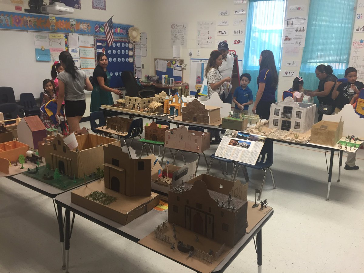 IDEAAcAlamo's tweet photo. Open House in action!! Free books! Our students outdid themselves with their Alamo projects. @joanngama @IDEA_jill https://t.co/QDUrMyxgoF