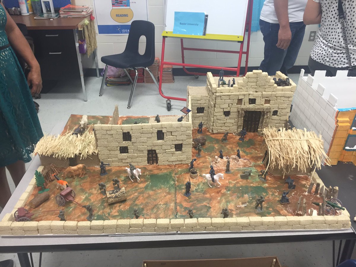 IDEAAcAlamo's tweet photo. Open House in action!! Free books! Our students outdid themselves with their Alamo projects. @joanngama @IDEA_jill https://t.co/QDUrMyxgoF