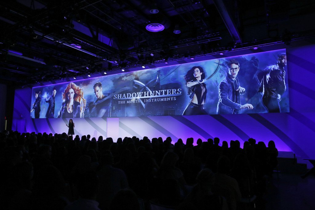 lightwoods_br's tweet photo. Olha a foto do painel de #Shadowhunters <3 #FreeformUpfronts https://t.co/qyJMJMTGv4