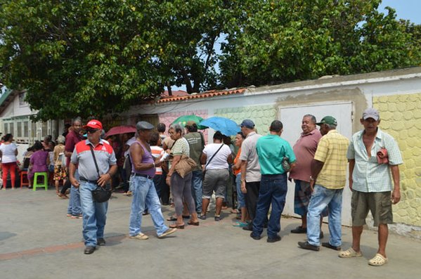 Abuelos son maltratados en colas de la red pública buff.ly/1qwNmdo