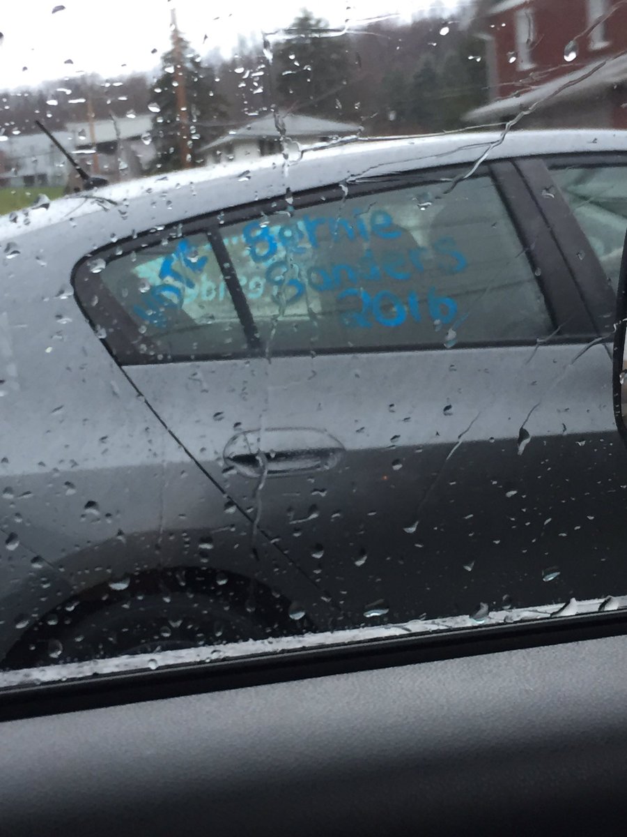 Awiana_'s tweet photo. Only the bravest person would do this in Altoona #HopeYouGotInsurance https://t.co/wmf1CbD7uZ